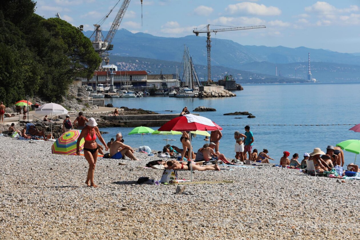 Rijeka: Građani uživaju u suncu i moru na Kantridi