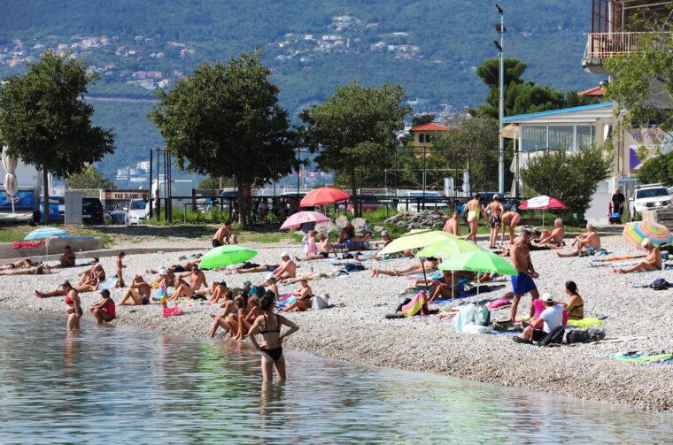Rijeka: Građani uživaju u suncu i moru na Kantridi