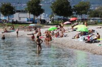 Rijeka: Građani uživaju u suncu i moru na Kantridi