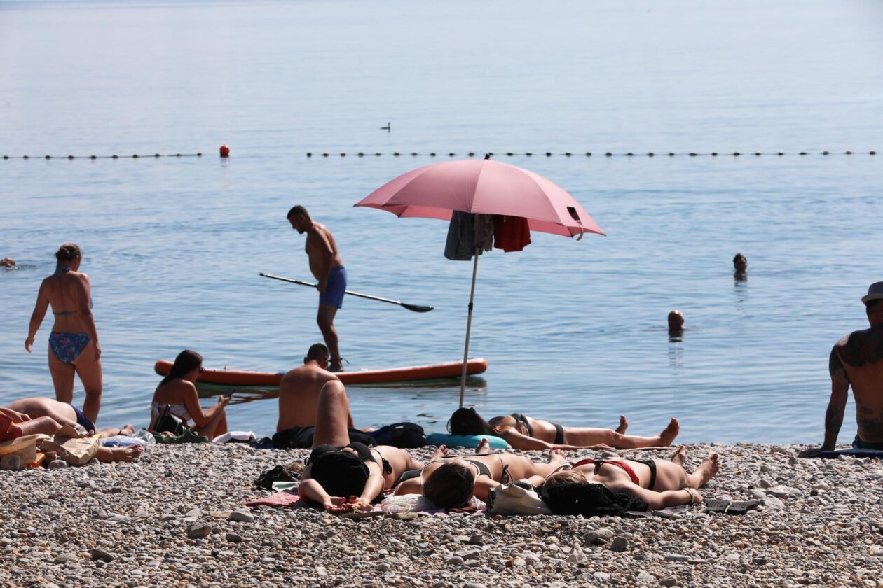 Rijeka: Građani uživaju u suncu i moru na Kantridi