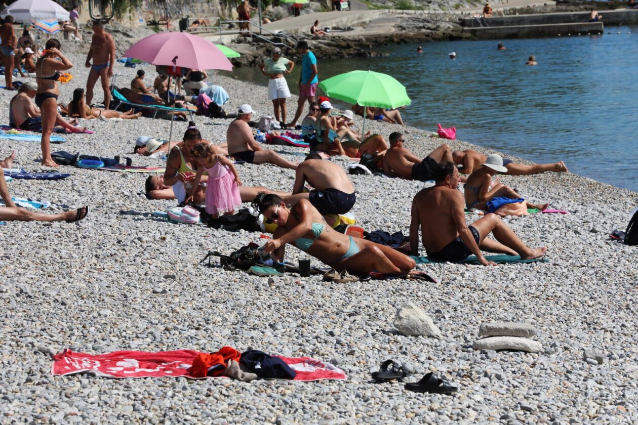 Rijeka: Građani uživaju u suncu i moru na Kantridi