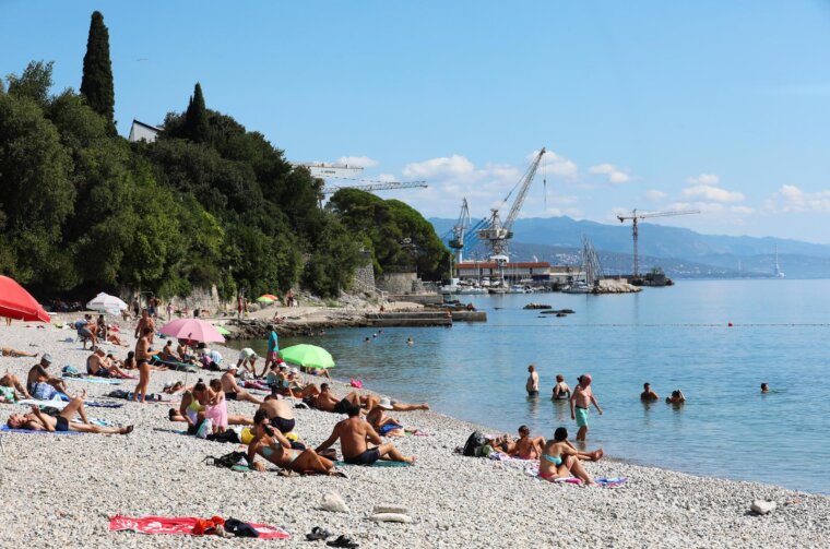 Rijeka: Građani uživaju u suncu i moru na Kantridi