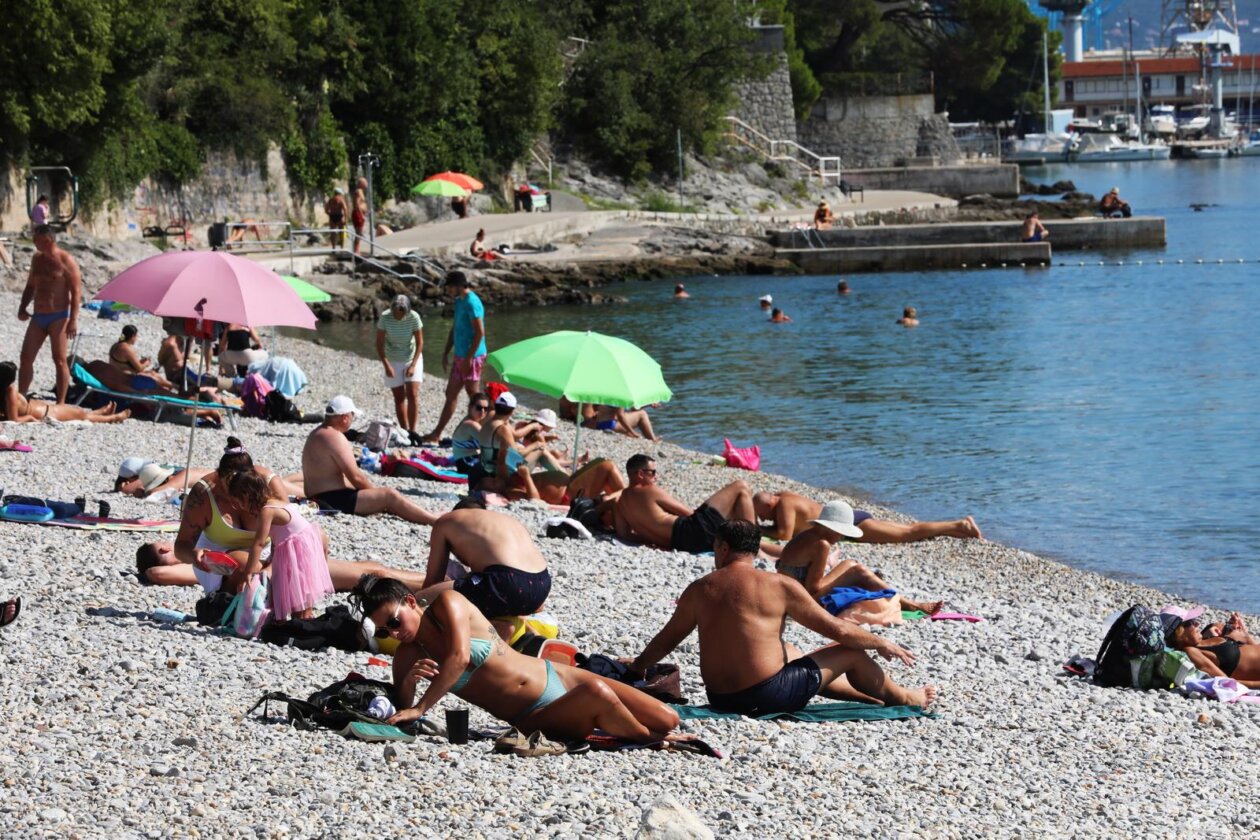 Rijeka: Građani uživaju u suncu i moru na Kantridi