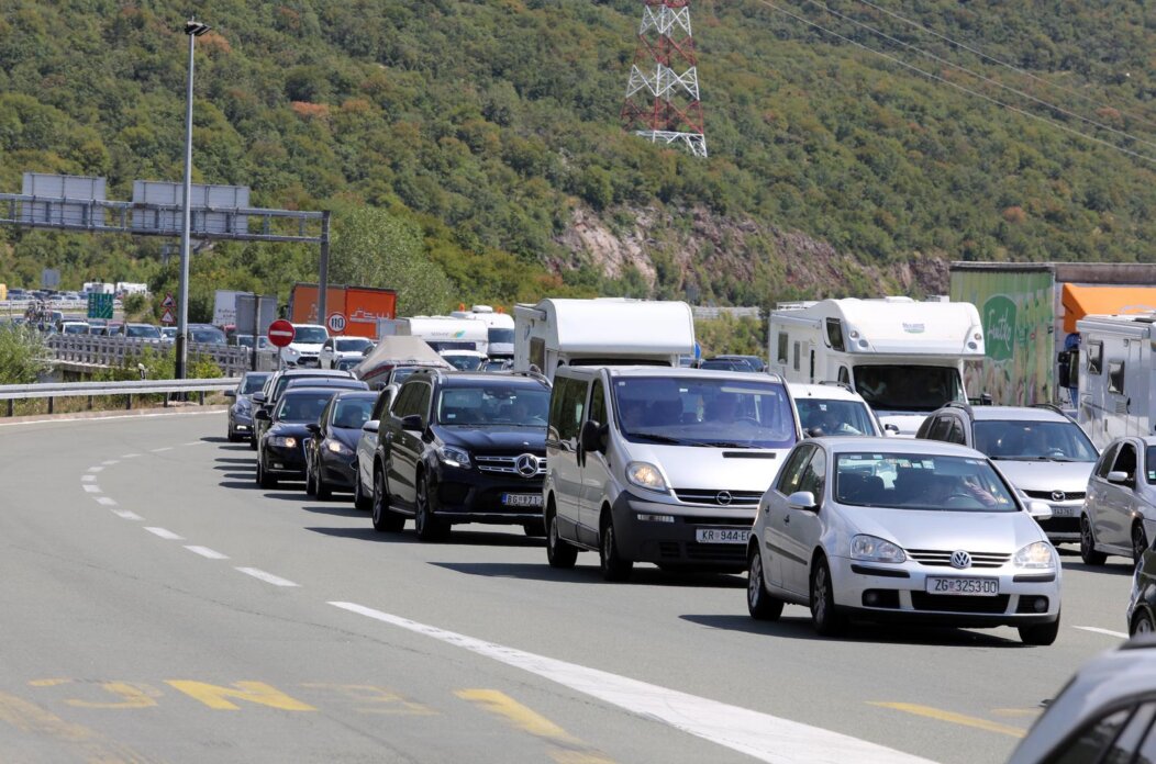 Grobnik: Kolona turista na naplatnim kućicama autoceste Rijeka-Zagreb