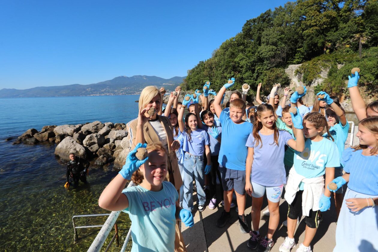 Rijeka: Akcija čišćenja plaže Ploče kojoj se pridružila gradonačelnica Rinčić Rijeka: Akcija čišćenja plaže Ploče kojoj se pridružila gradonačelnica Rinčić