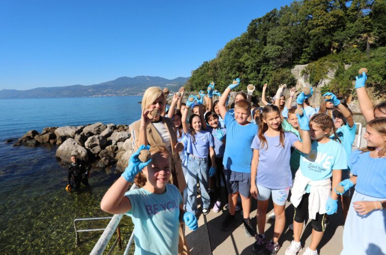 Rijeka: Akcija čišćenja plaže Ploče kojoj se pridružila gradonačelnica Rinčić