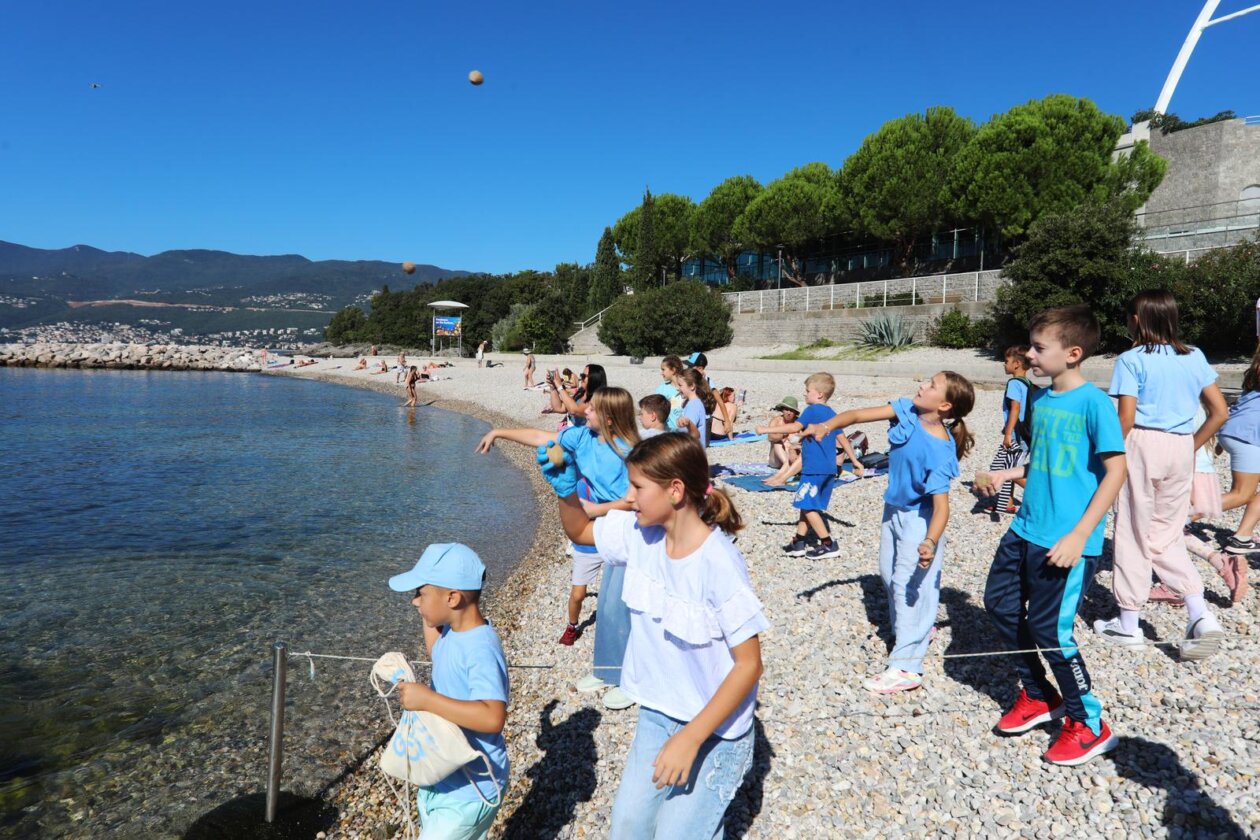 Rijeka: Akcija čišćenja plaže Ploče kojoj se pridružila gradonačelnica Rinčić Rijeka: Akcija čišćenja plaže Ploče kojoj se pridružila gradonačelnica Rinčić