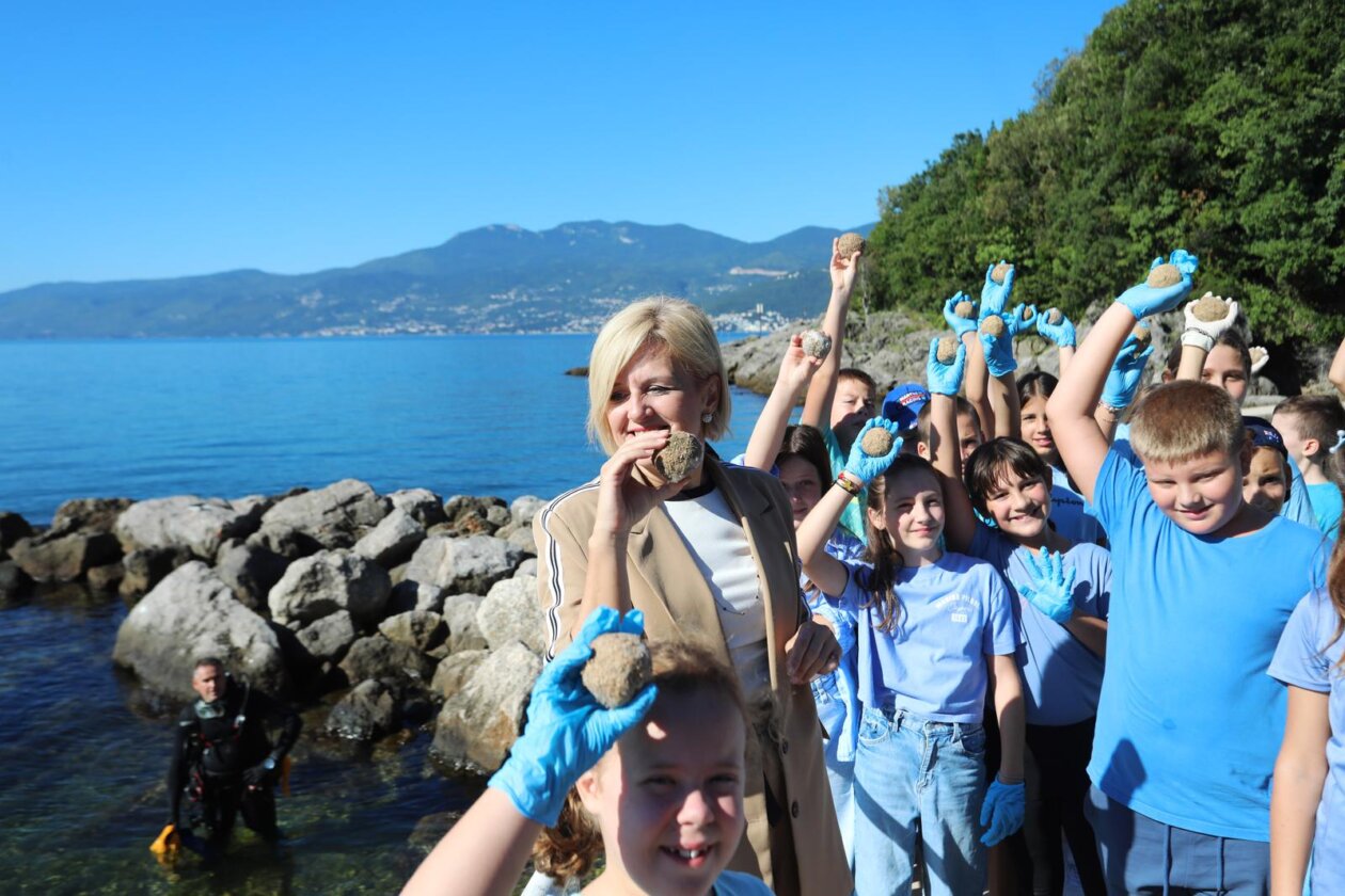 Rijeka: Akcija čišćenja plaže Ploče kojoj se pridružila gradonačelnica Rinčić Rijeka: Akcija čišćenja plaže Ploče kojoj se pridružila gradonačelnica Rinčić