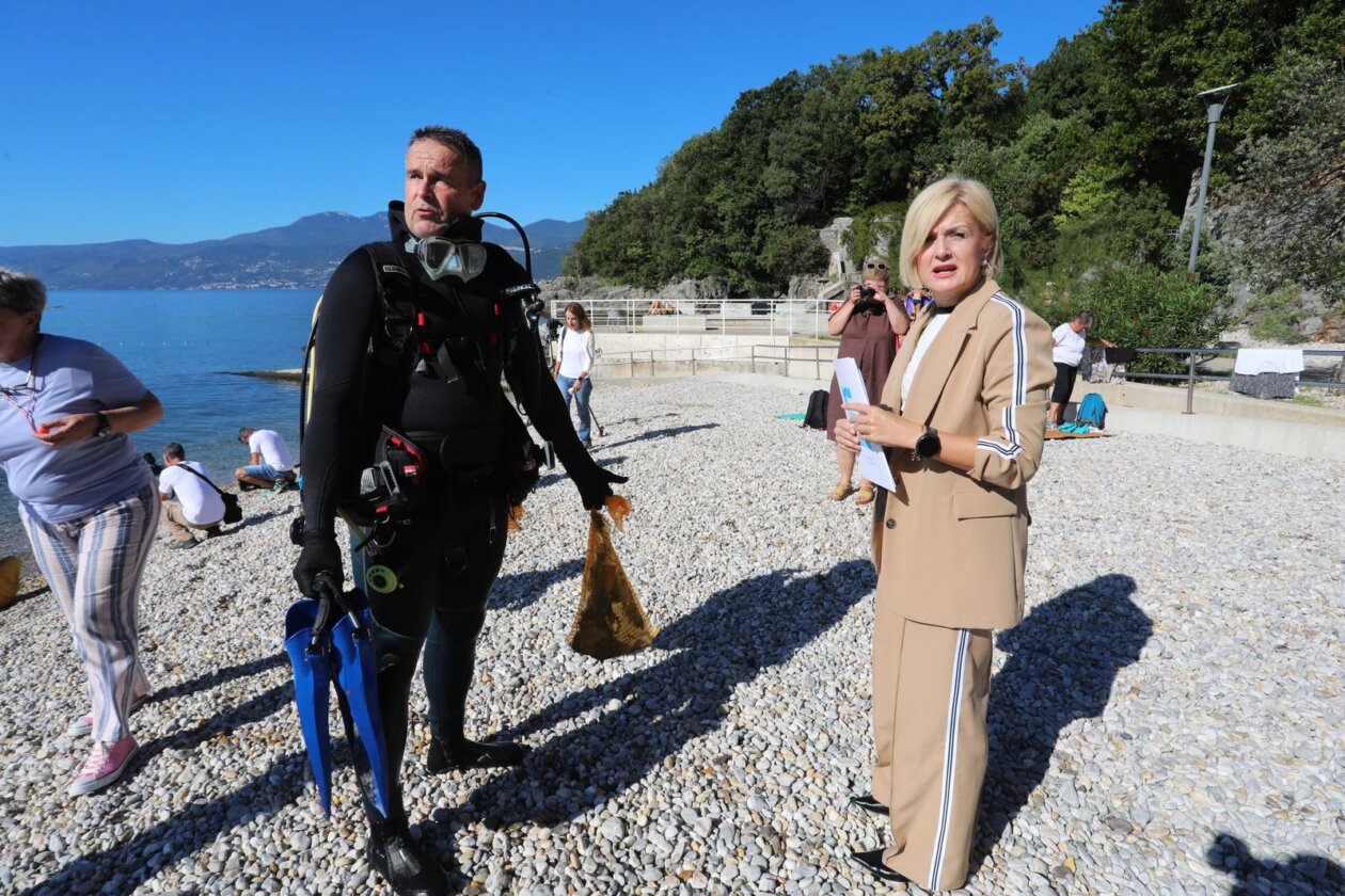 Rijeka: Akcija čišćenja plaže Ploče kojoj se pridružila gradonačelnica Rinčić Rijeka: Akcija čišćenja plaže Ploče kojoj se pridružila gradonačelnica Rinčić
