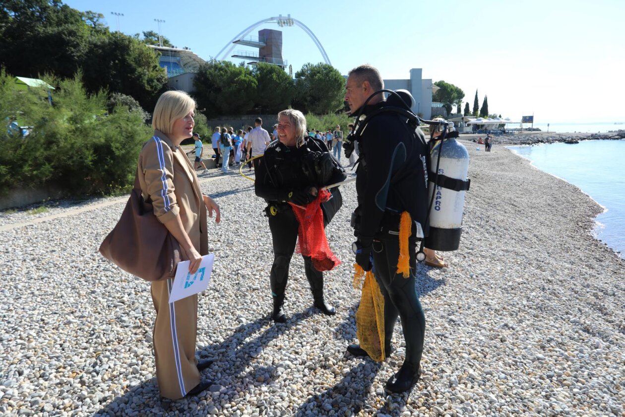 Rijeka: Akcija čišćenja plaže Ploče kojoj se pridružila gradonačelnica Rinčić Rijeka: Akcija čišćenja plaže Ploče kojoj se pridružila gradonačelnica Rinčić