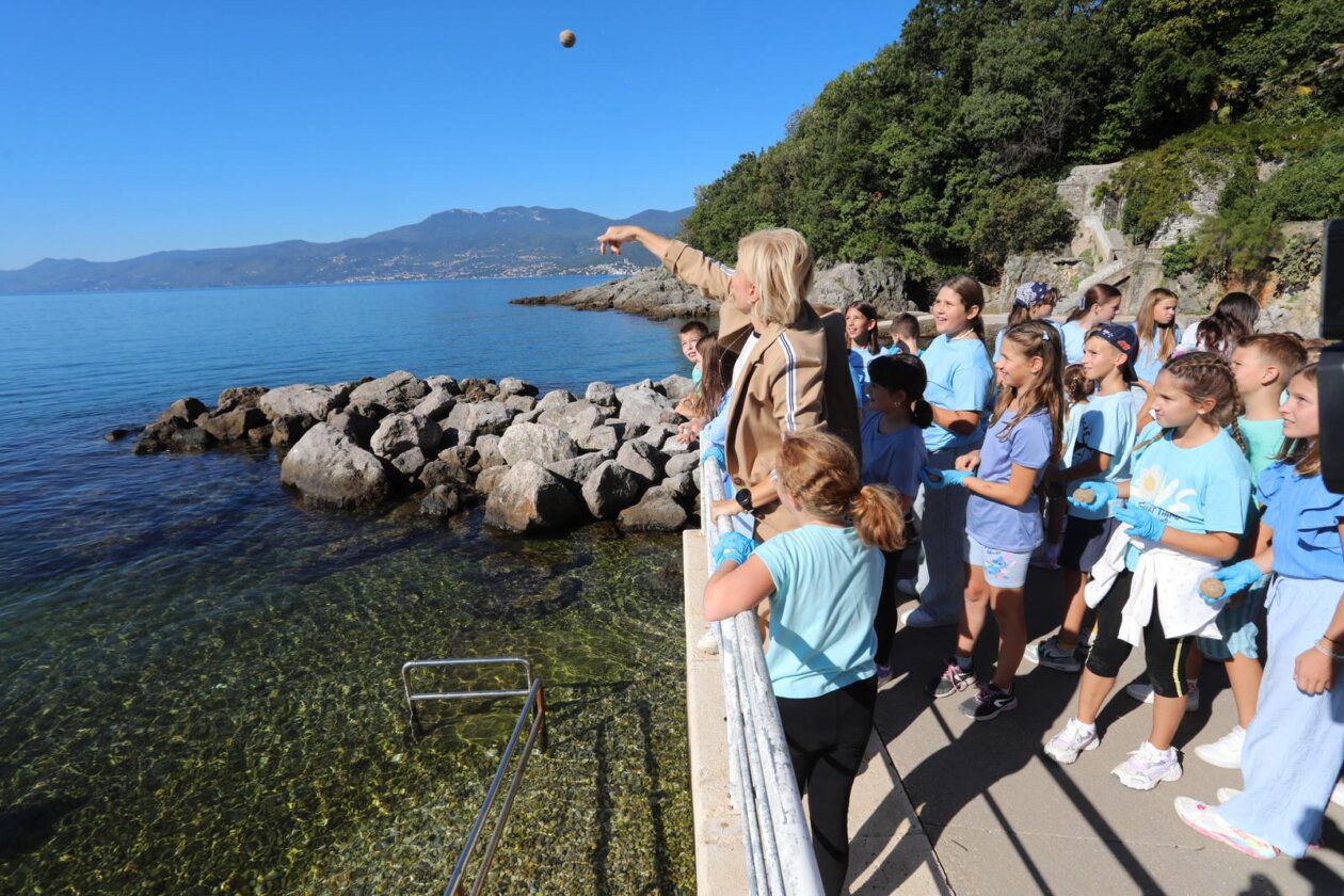 Rijeka: Akcija čišćenja plaže Ploče kojoj se pridružila gradonačelnica Rinčić Rijeka: Akcija čišćenja plaže Ploče kojoj se pridružila gradonačelnica Rinčić