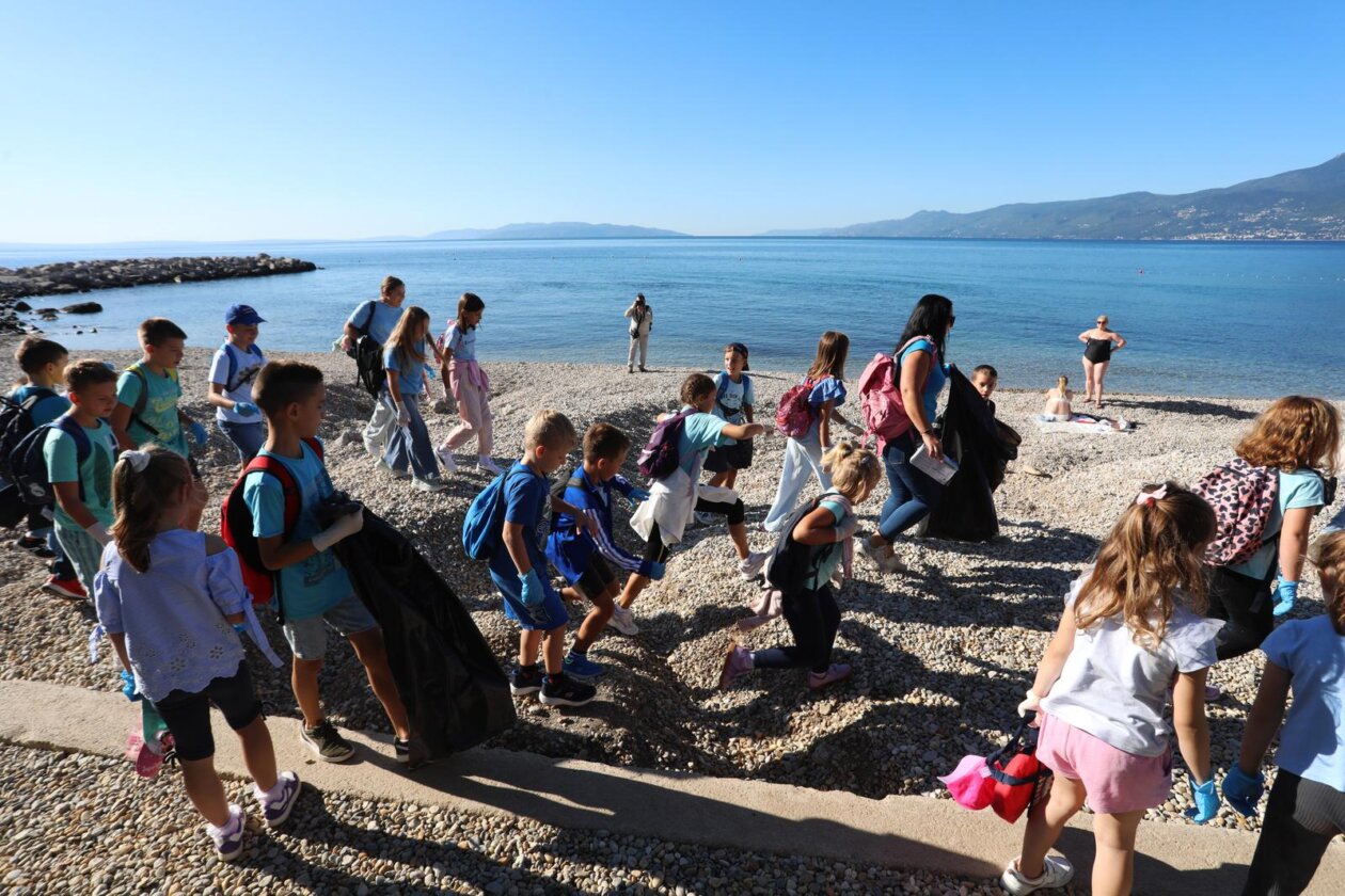 Rijeka: Akcija čišćenja plaže Ploče kojoj se pridružila gradonačelnica Rinčić Rijeka: Akcija čišćenja plaže Ploče kojoj se pridružila gradonačelnica Rinčić