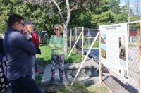 informativna-ploca-o-zgradi-nekadasnje-Drzavne-osnovne-skole-Drenova-1-1200×800