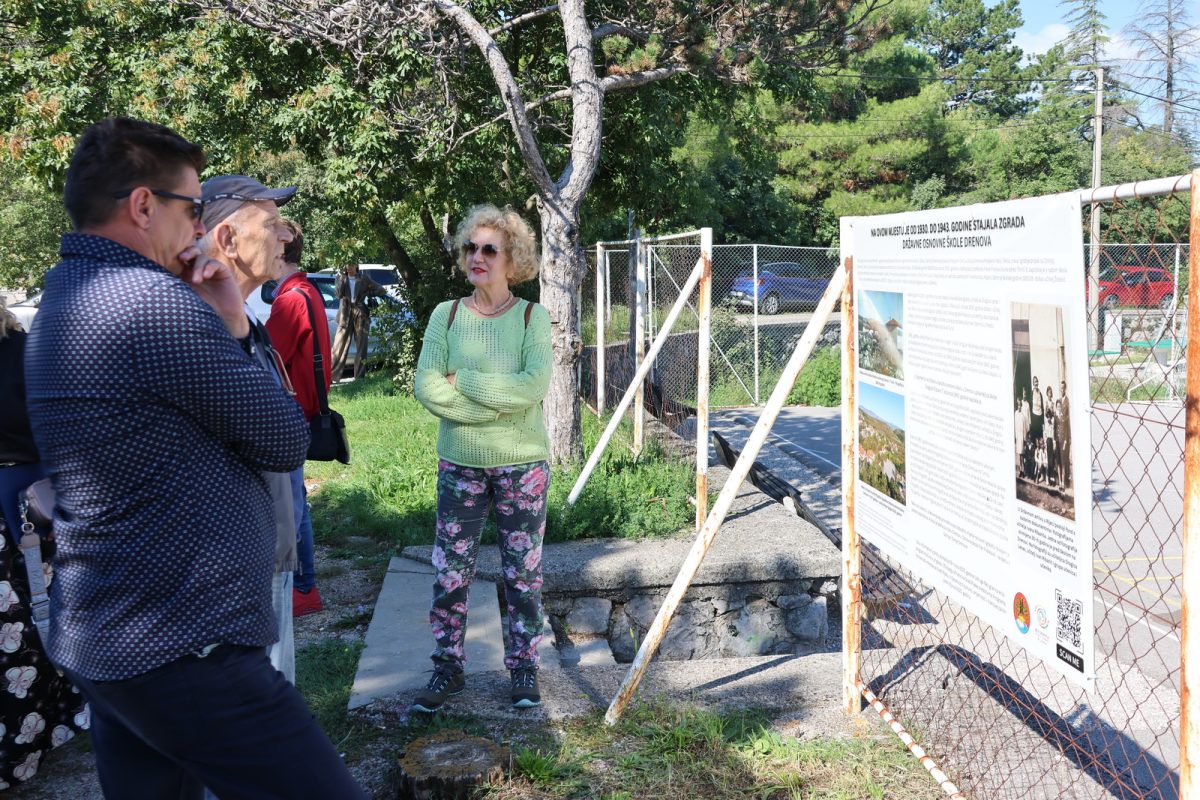 informativna-ploca-o-zgradi-nekadasnje-Drzavne-osnovne-skole-Drenova-1-1200×800