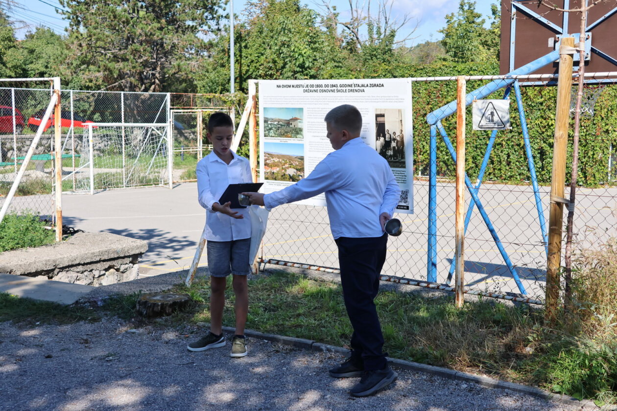 informativna-ploca-o-zgradi-nekadasnje-Drzavne-osnovne-skole-Drenova-12