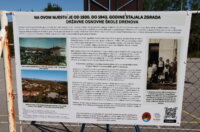informativna-ploca-o-zgradi-nekadasnje-Drzavne-osnovne-skole-Drenova-2