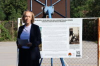 informativna-ploca-o-zgradi-nekadasnje-Drzavne-osnovne-skole-Drenova-3