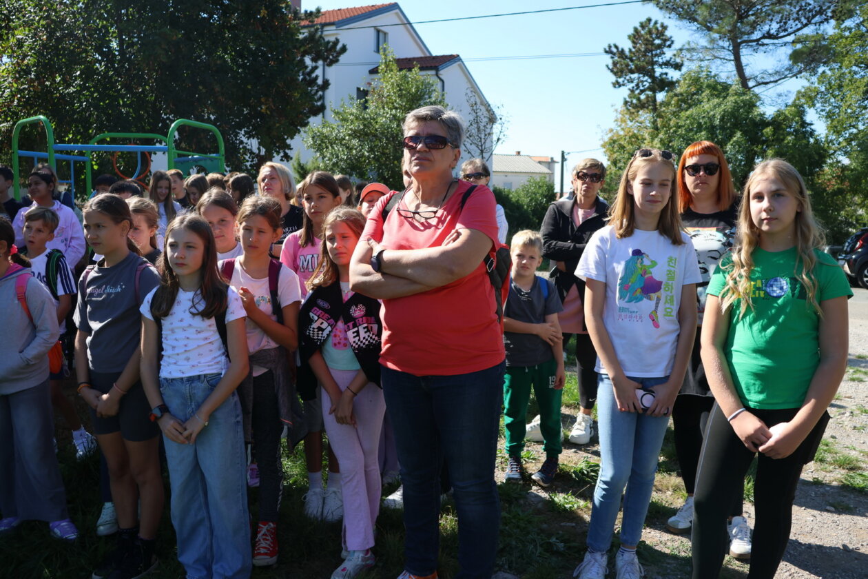 informativna-ploca-o-zgradi-nekadasnje-Drzavne-osnovne-skole-Drenova-6