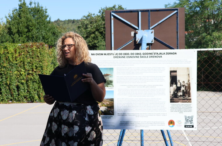 informativna-ploca-o-zgradi-nekadasnje-Drzavne-osnovne-skole-Drenova-7