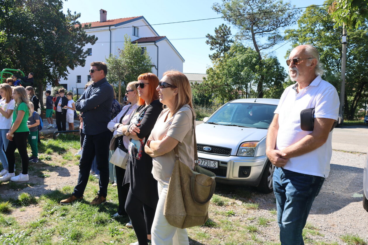 informativna-ploca-o-zgradi-nekadasnje-Drzavne-osnovne-skole-Drenova-9