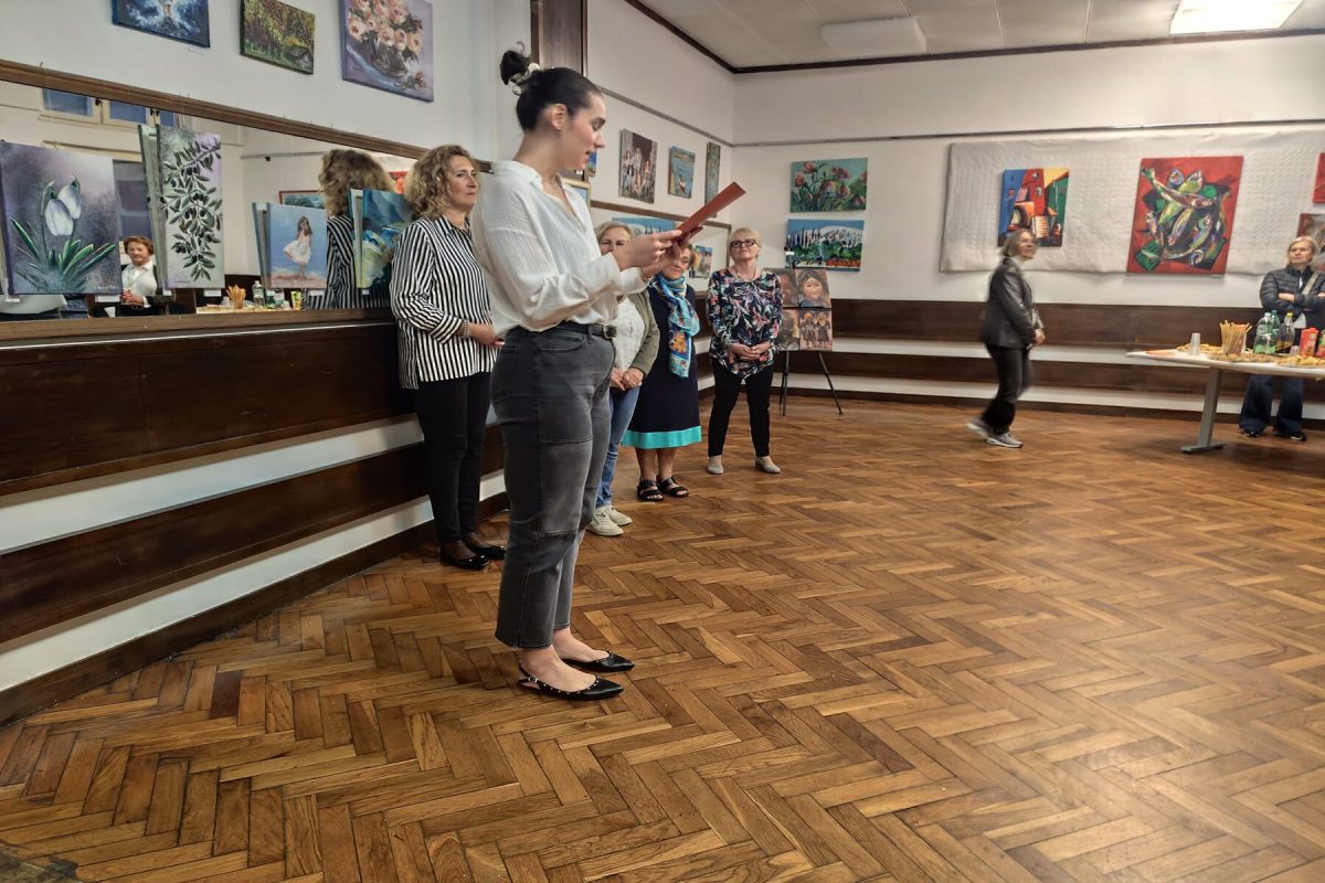 Mirjam-Dragicevic-otvorila-izlozbu-likovne-sekcije-Dar-1-1200×800