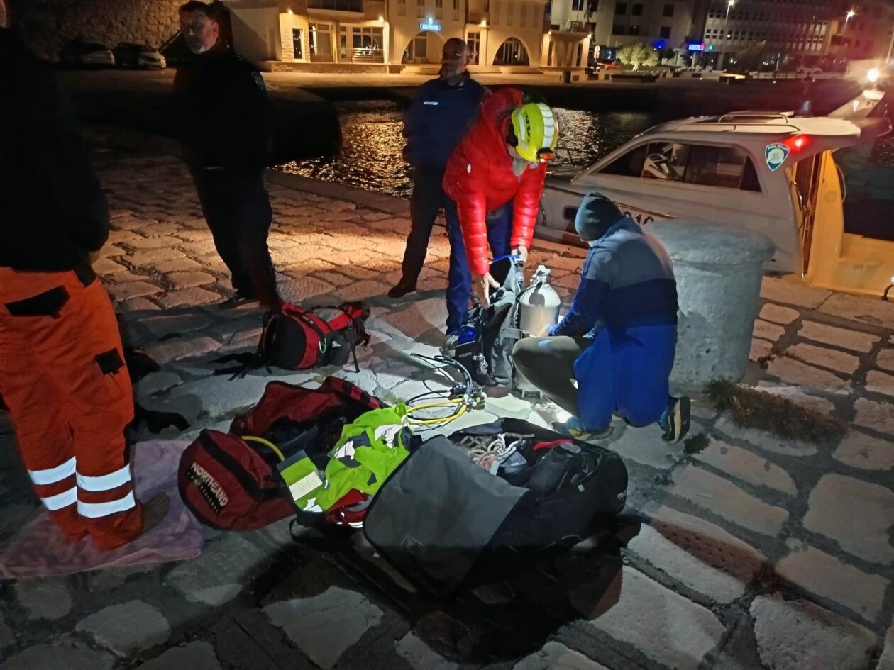 Pripadnici HGSS-a sudjelovali u izvlačenju četiri tijela iz auta koji je sletio u more kod Senja