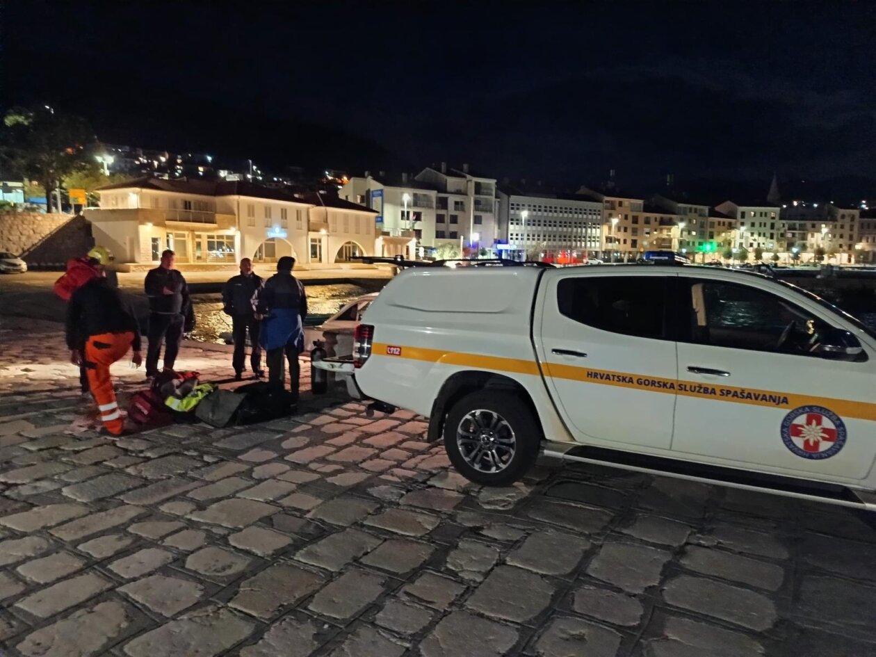 Pripadnici HGSS-a sudjelovali u izvlačenju četiri tijela iz auta koji je sletio u more kod Senja