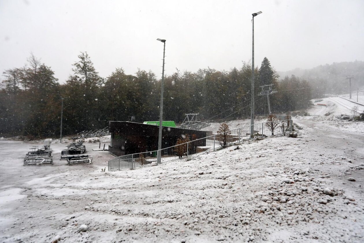 Prvi ovosezonski snijeg pao je na Platku Prvi ovosezonski snijeg pao je na Platku