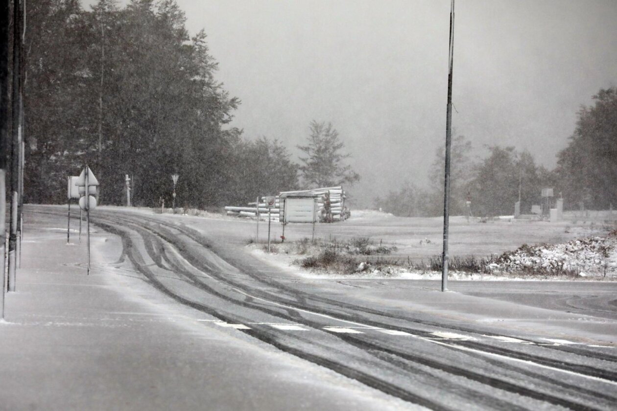 Prvi ovosezonski snijeg pao je na Platku Prvi ovosezonski snijeg pao je na Platku