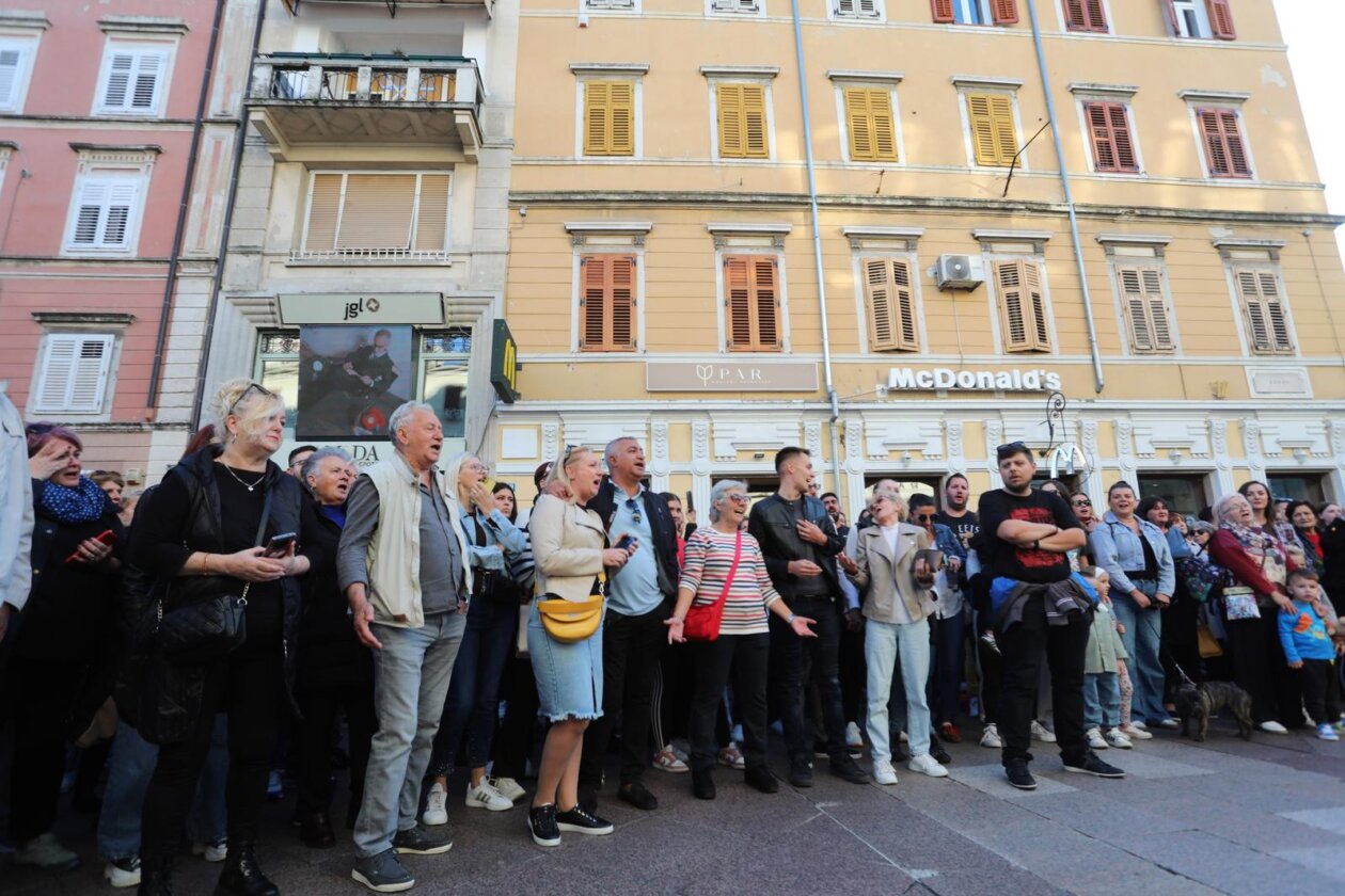 Rijeka: Ljubitelji Halida Bešlića pjevaju njegove pjesme