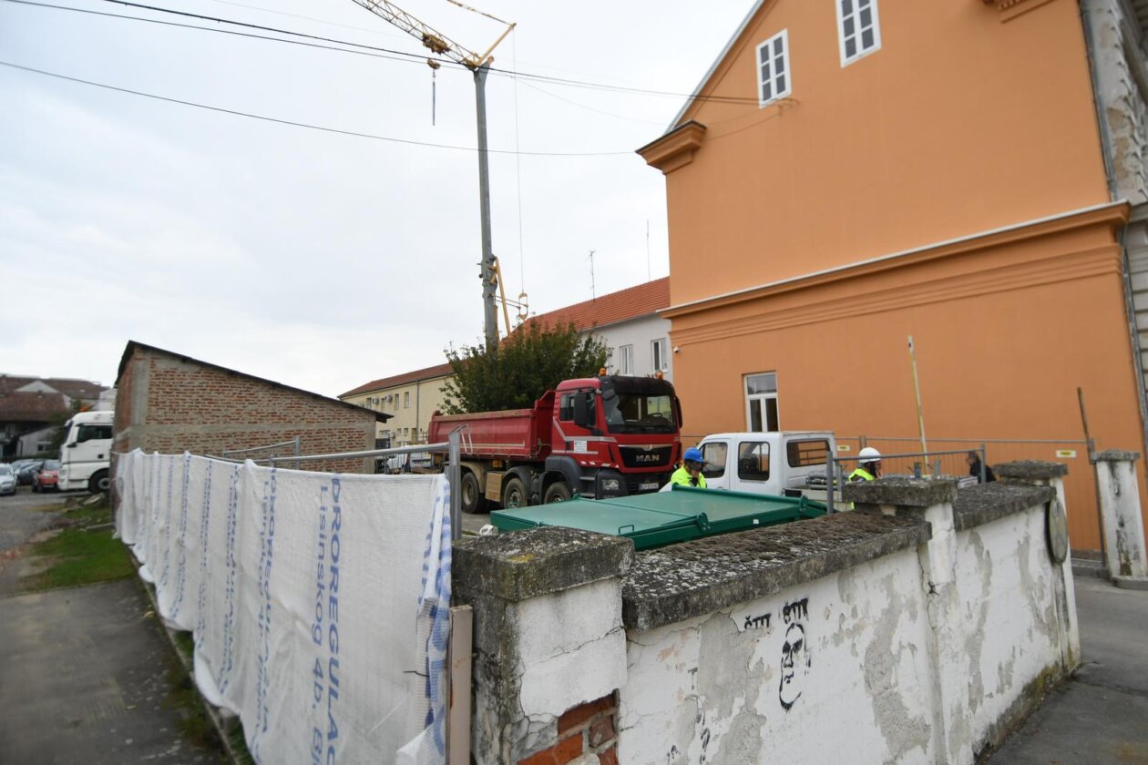 Urušio se zid zatvora u Bjelovaru, poginula dva radnika