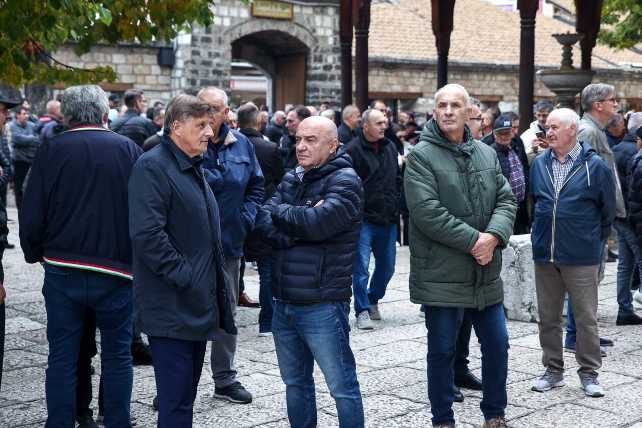 Sarajevo: Dženaza za Halida Bešlića u Gazi Husrev-begovoj džamiji