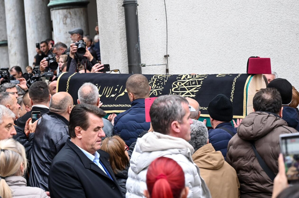 Sarajevo: Dženaza za Halida Bešlića u Gazi Husrev-begovoj džamiji