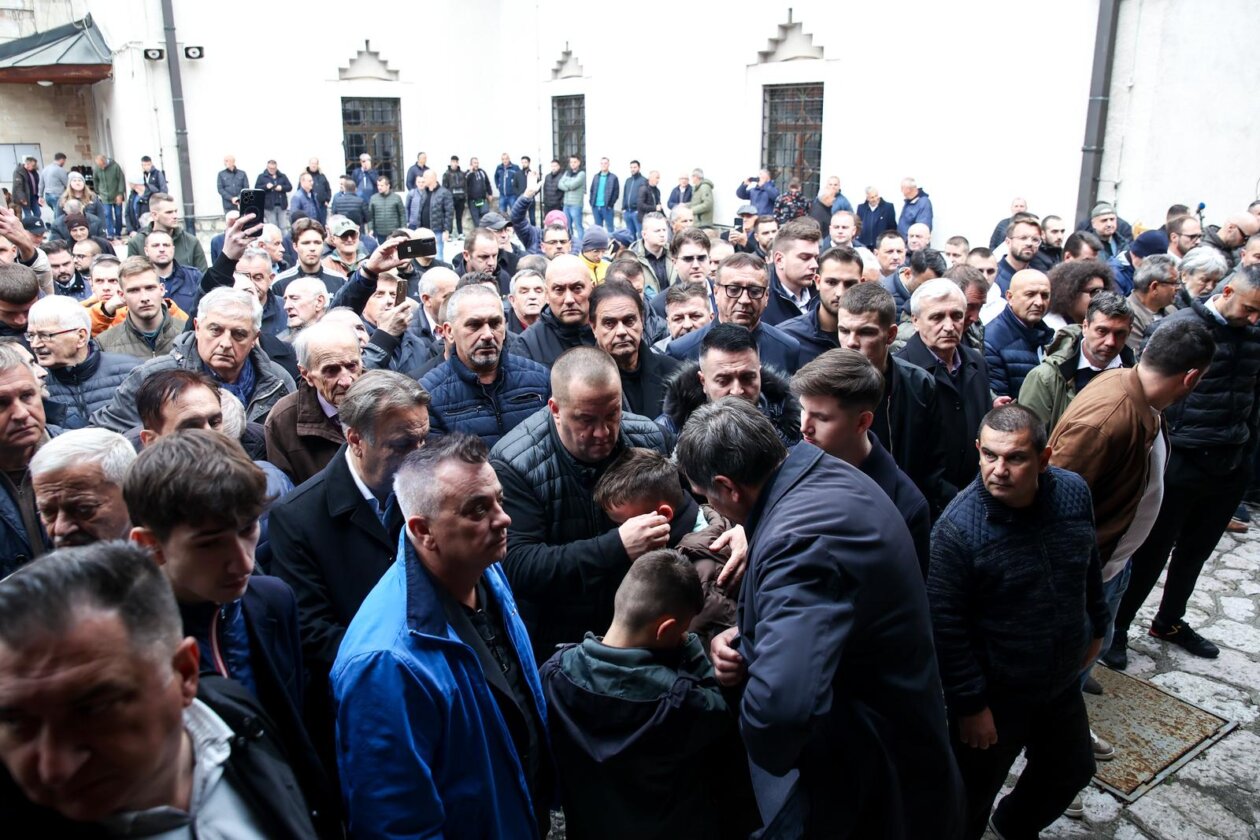 Sarajevo: Dženaza za Halida Bešlića u Gazi Husrev-begovoj džamiji