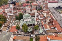 Sarajevo: Pogled iz zraka na dženazu za Halida Bešlića u Gazi Husrev-begovoj džamiji