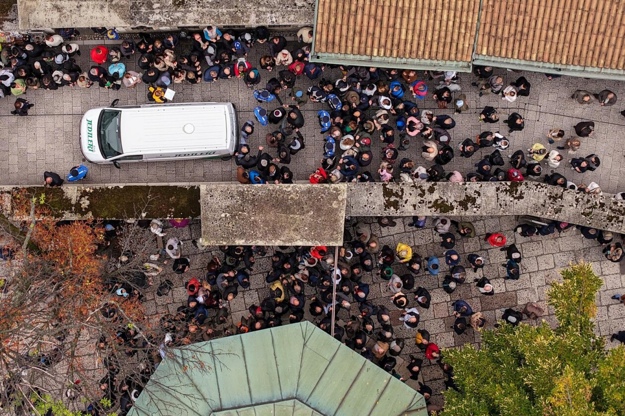 Sarajevo: Pogled iz zraka na dženazu za Halida Bešlića u Gazi Husrev-begovoj džamiji