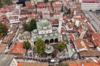 Sarajevo: Pogled iz zraka na dženazu za Halida Bešlića u Gazi Husrev-begovoj džamiji