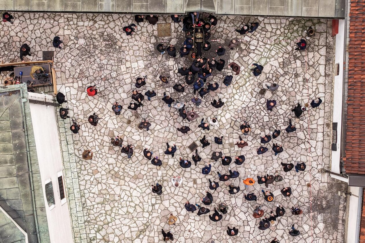 Sarajevo: Pogled iz zraka na dženazu za Halida Bešlića u Gazi Husrev-begovoj džamiji