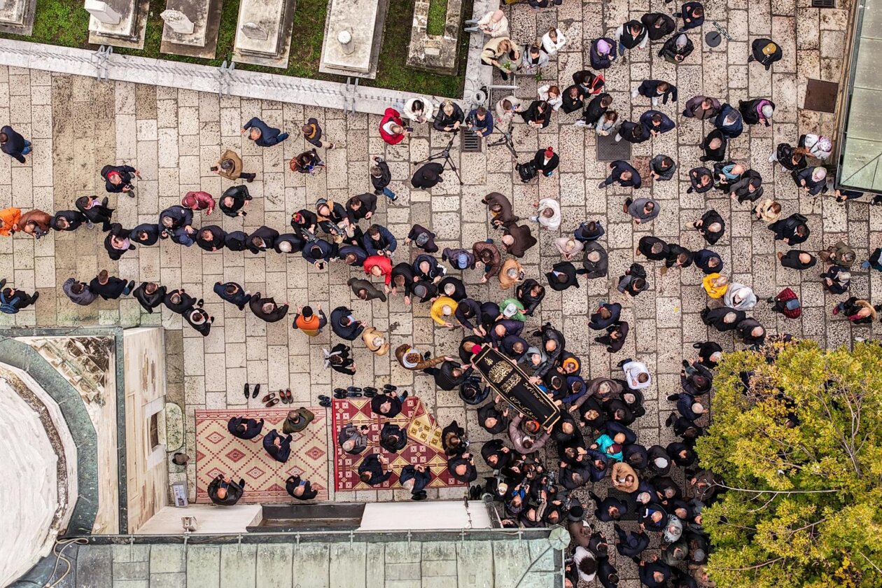 Sarajevo: Pogled iz zraka na dženazu za Halida Bešlića u Gazi Husrev-begovoj džamiji
