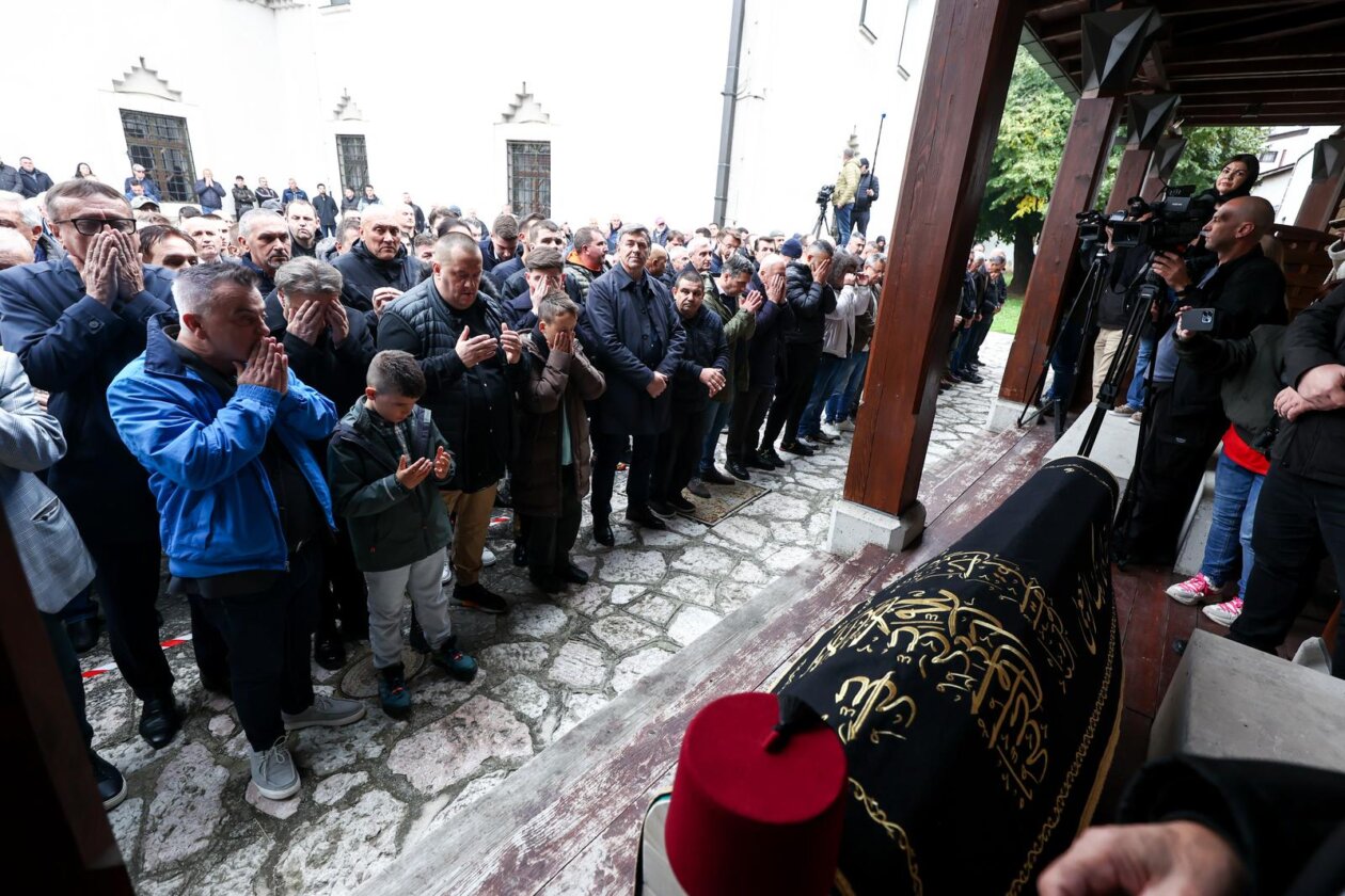 Sarajevo: Dženaza za Halida Bešlića u Gazi Husrev-begovoj džamiji