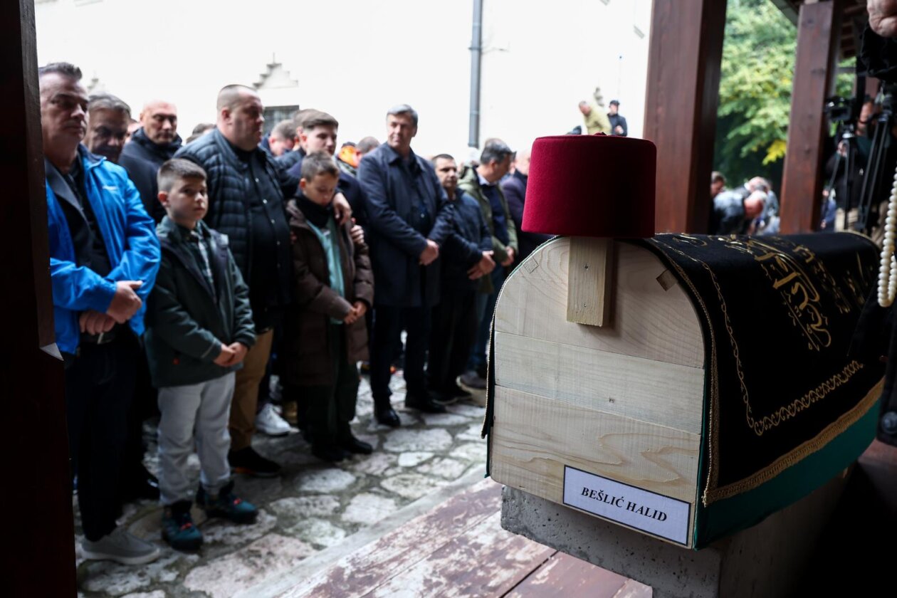 Sarajevo: Dženaza za Halida Bešlića u Gazi Husrev-begovoj džamiji