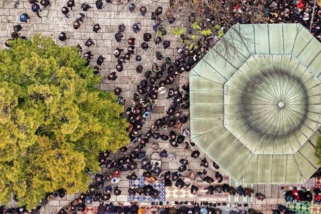 Sarajevo: Pogled iz zraka na dženazu za Halida Bešlića u Gazi Husrev-begovoj džamiji