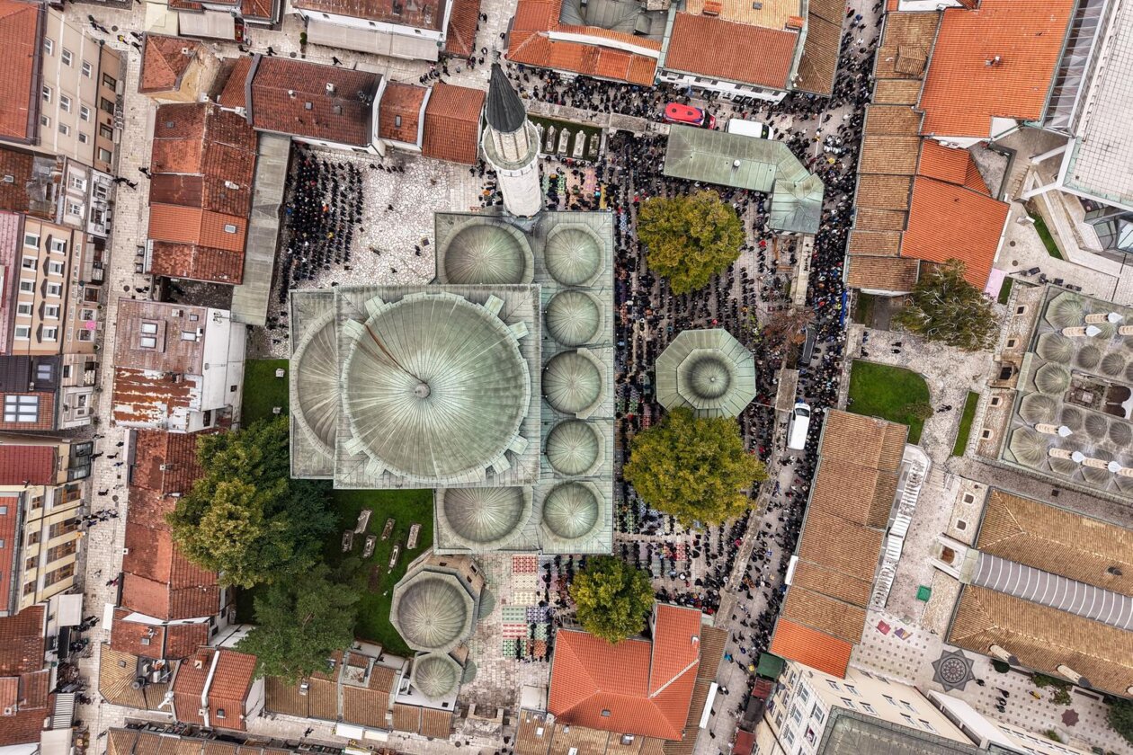 Sarajevo: Pogled iz zraka na dženazu za Halida Bešlića u Gazi Husrev-begovoj džamiji