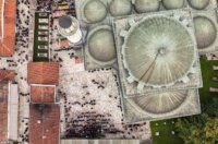 Sarajevo: Pogled iz zraka na dženazu za Halida Bešlića u Gazi Husrev-begovoj džamiji