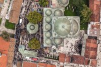 Sarajevo: Pogled iz zraka na dženazu za Halida Bešlića u Gazi Husrev-begovoj džamiji