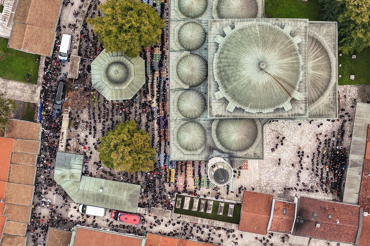 Sarajevo: Pogled iz zraka na dženazu za Halida Bešlića u Gazi Husrev-begovoj džamiji