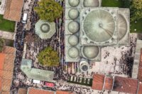 Sarajevo: Pogled iz zraka na dženazu za Halida Bešlića u Gazi Husrev-begovoj džamiji