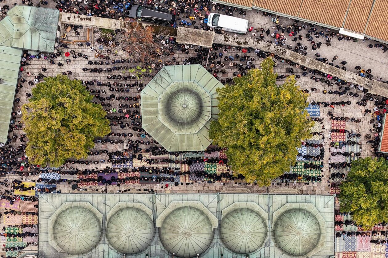 Sarajevo: Pogled iz zraka na dženazu za Halida Bešlića u Gazi Husrev-begovoj džamiji