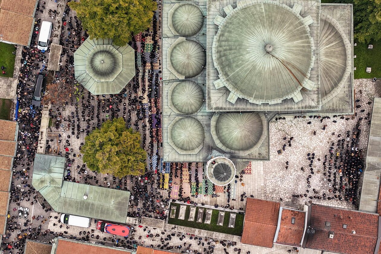 Sarajevo: Pogled iz zraka na dženazu za Halida Bešlića u Gazi Husrev-begovoj džamiji