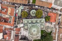 Sarajevo: Pogled iz zraka na dženazu za Halida Bešlića u Gazi Husrev-begovoj džamiji